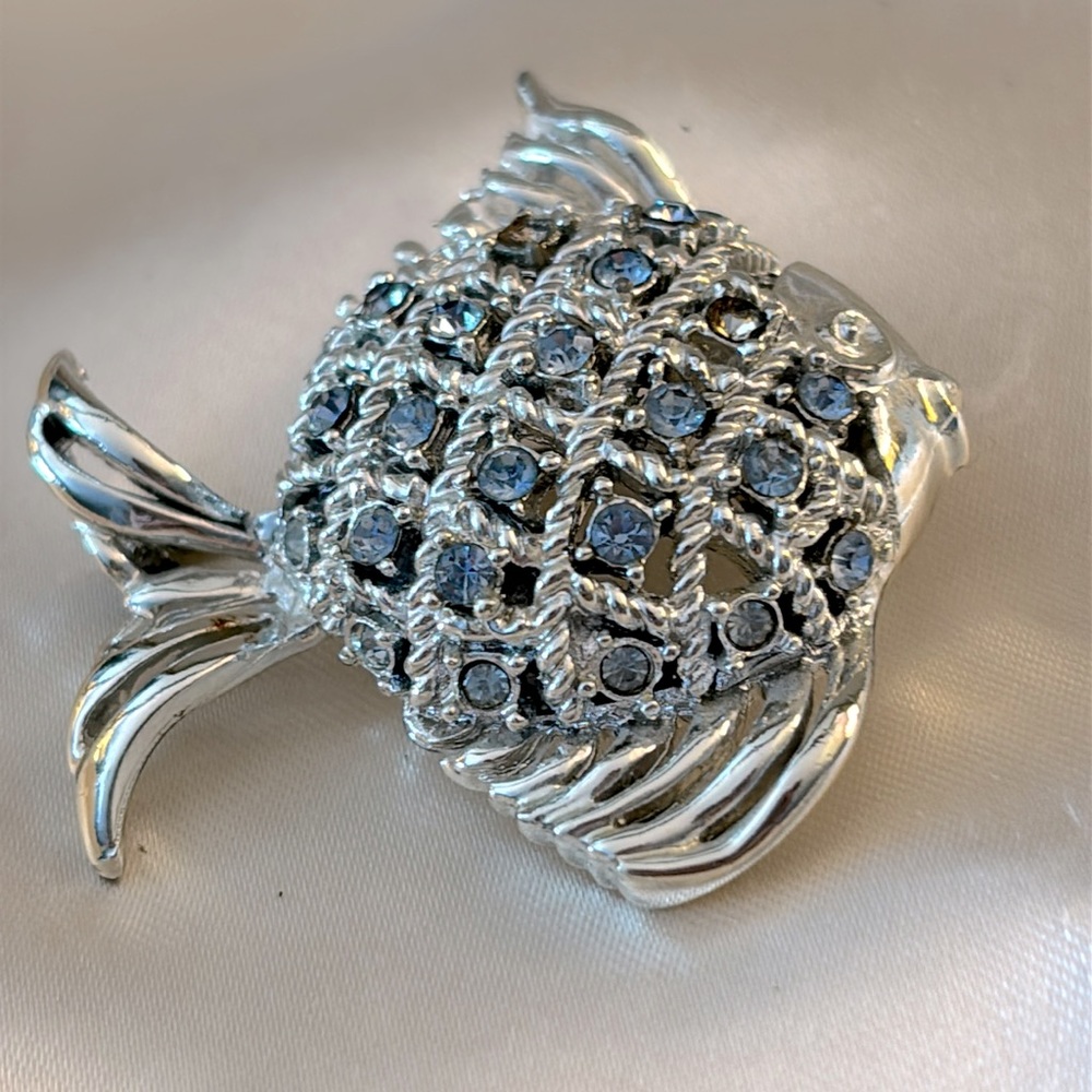 Vintage silver tone blue crystal fish brooch!